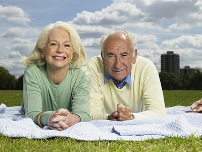 在公园里休息的老年夫妇图片