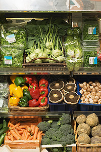 蔬菜水果店的有机水果和蔬菜背景图片