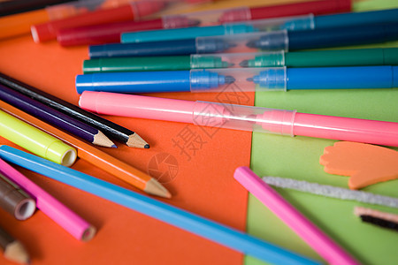 彩色铅笔和毡尖笔图片