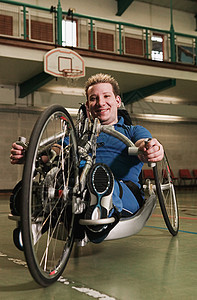 使用改装自行车的残疾人图片