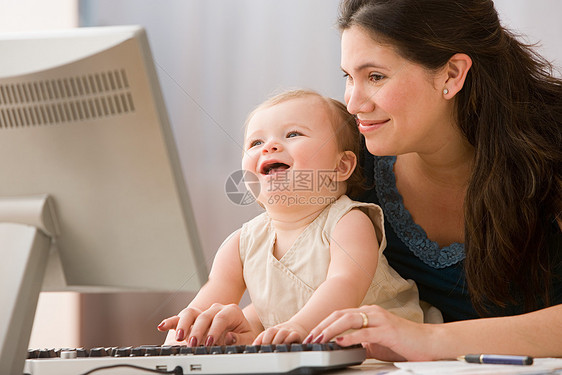 看电脑的母女图片