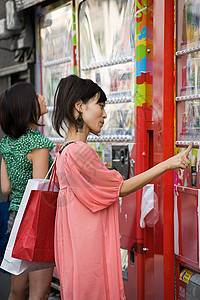 东京女子图鉴挑选饮料的年轻女性背景