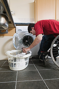 洗衣服的残疾人图片