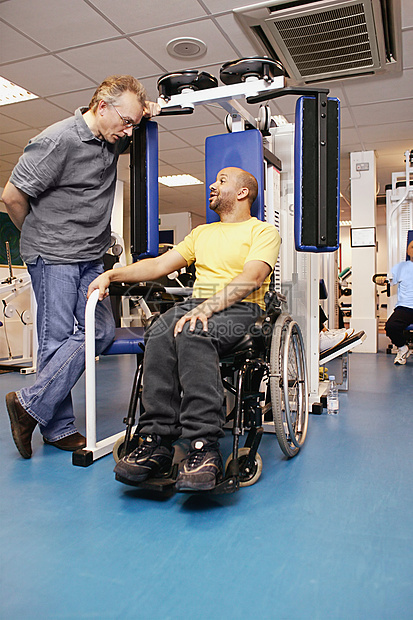 在健身房的残疾人图片