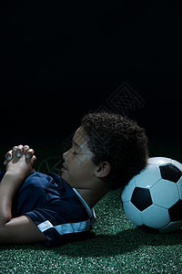 足球当枕头睡觉的男孩图片