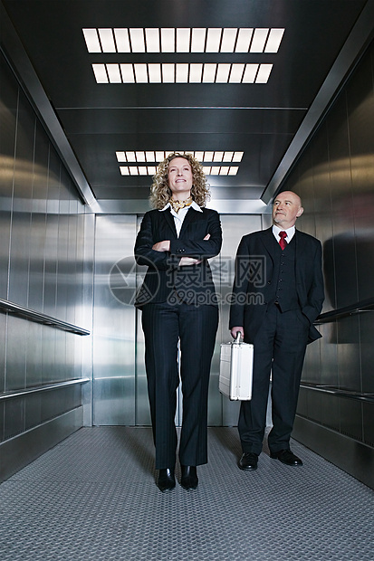 坐电梯的商人图片