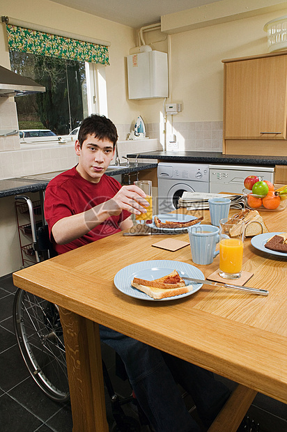 残疾人吃早餐图片