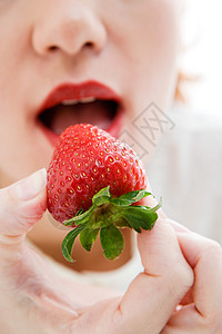 吃草莓的女人高清图片