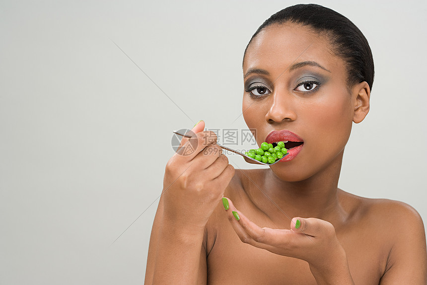 吃豌豆的女人图片