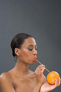 喝桔子汁的女人图片