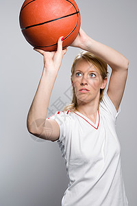 投掷篮球的篮球运动员图片