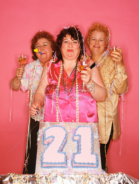 庆祝生日的老年妇女图片