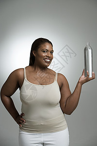带着一瓶水的女人图片