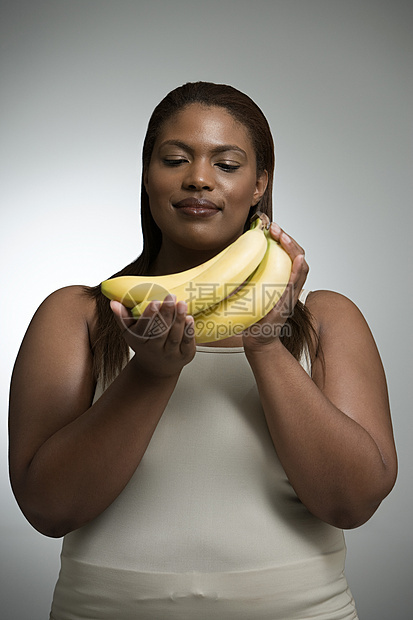 拿香蕉的女人图片