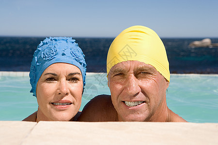 戴着泳帽的夫妇图片