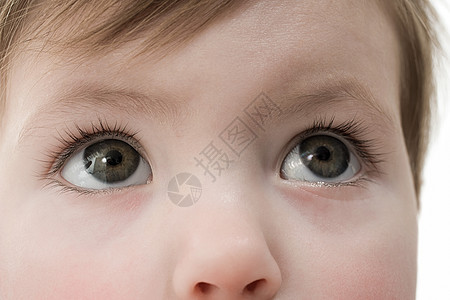 婴儿眼睛的特写图片