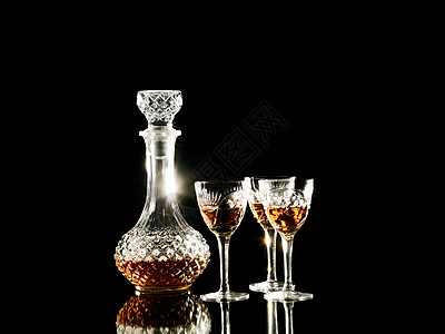 酒瓶和玻璃杯中的白兰地背景图片