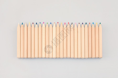 一排彩色铅笔图片