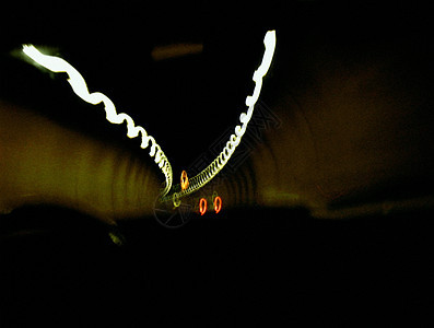 隧道内模糊的汽车影像图片
