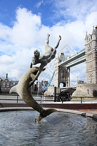 伦敦雕塑和塔桥图片