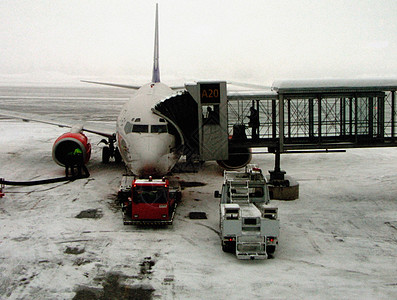 飞机和走道在机场的飞机高清图片