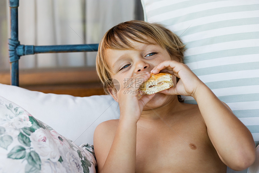 吃面包卷的男孩图片