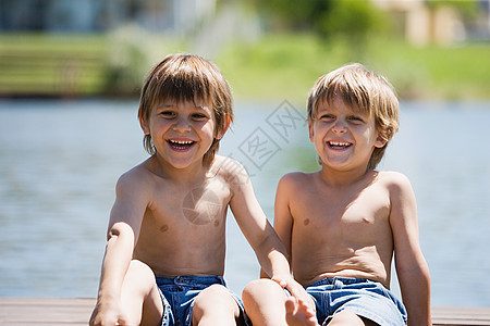 两个男孩在度假图片
