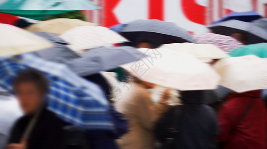 一群拿着雨伞的人图片