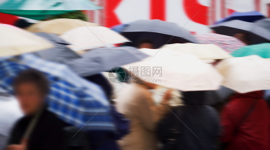 一群拿着雨伞的人图片