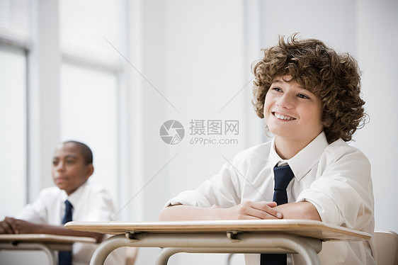 教室里的男孩图片