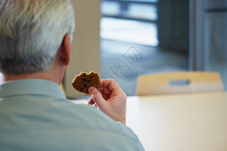 拿着饼干的男人图片