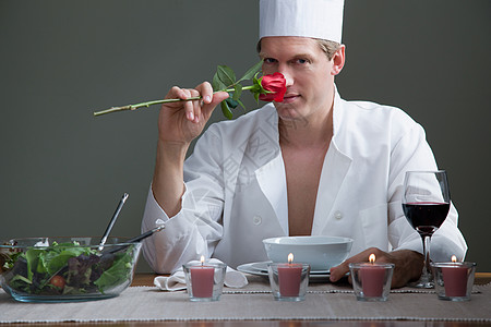 一个穿着厨师服的男人背景图片