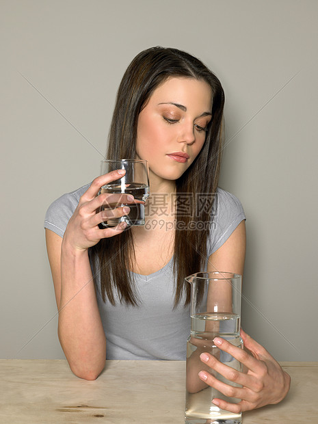 ‘~正在喝水的年轻女子  ~’ 的图片