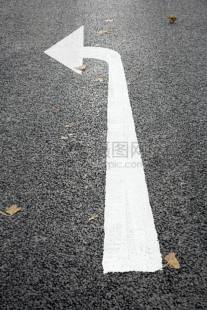 道路上的箭头标记图片