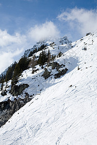 山附近的滑雪缆车图片