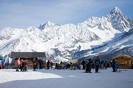 山附近的滑雪者图片