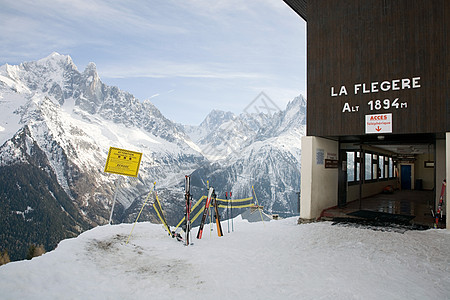 滑雪板和山附近的标志图片