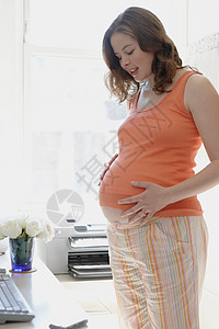 孕妇触摸腹部图片