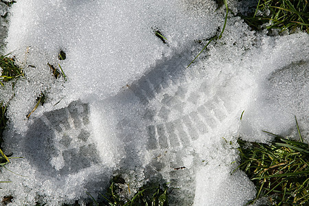 冰雪融化的足迹图片