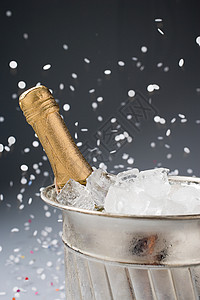 冰桶里的香槟背景图片