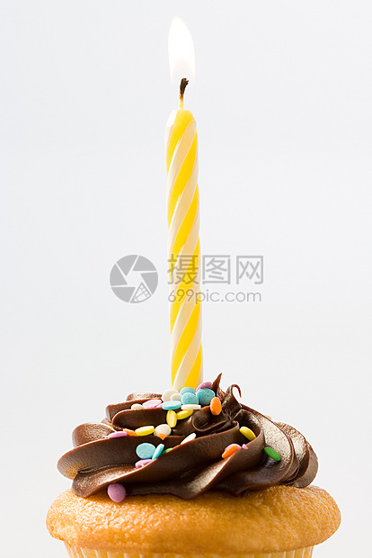 杯形蛋糕上的生日蜡烛图片