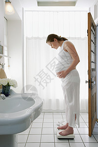 体重秤上的孕妇图片
