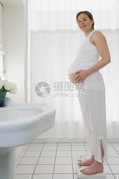 体重秤上的孕妇图片