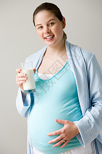 拿着一杯牛奶的孕妇图片