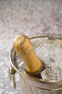 冰桶里的香槟图片