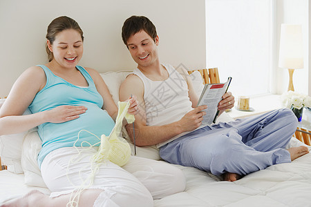 孕妇坐在一起编织图片
