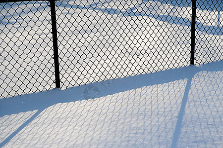抽象的雪地铁丝网围栏图片