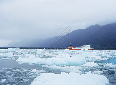 拉古纳圣拉斐尔国家公园的船只和冰山高清图片