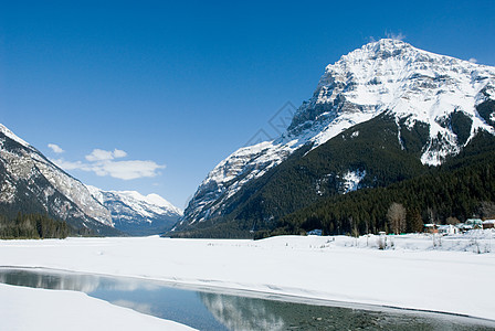 雪山湖泊图片