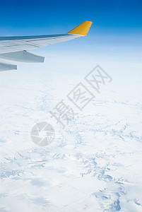 雪景上空的飞机图片